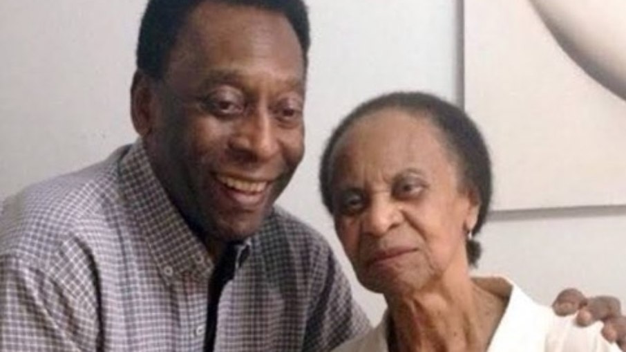 Pelé ao lado da mãe, Celeste