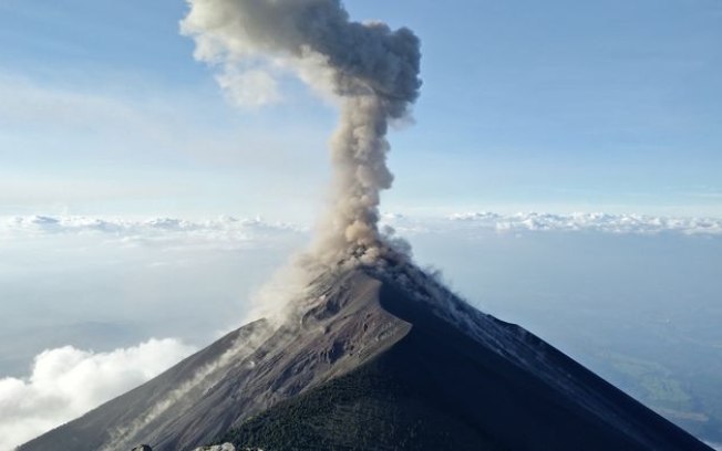 Erupção de vulcão na Indonésia gera novo alerta de tsunami