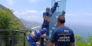 Vídeo: SEOP do Rio retira escada "para o infinito" no Vidigal