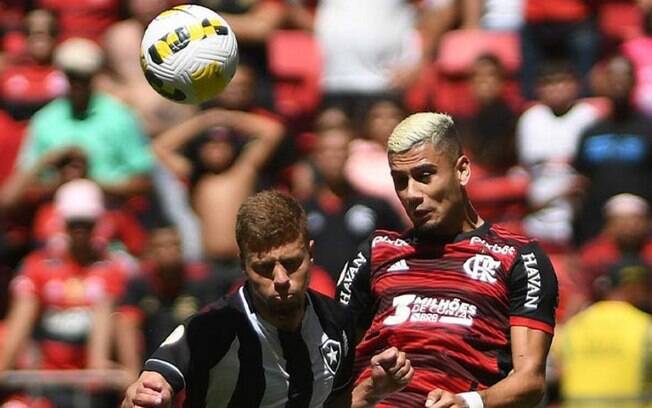 Mauro Cezar reclama da Central do Apito em Flamengo x Botafogo: 'Desserviço ao futebol'