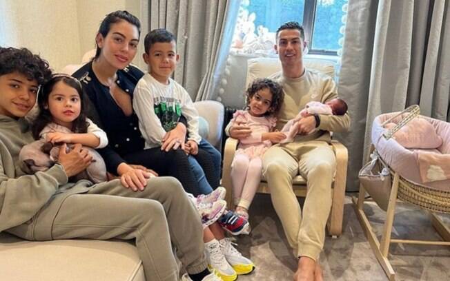 Cristiano Ronaldo agradece por carinho e posta foto de Georgina e filha após perda na família