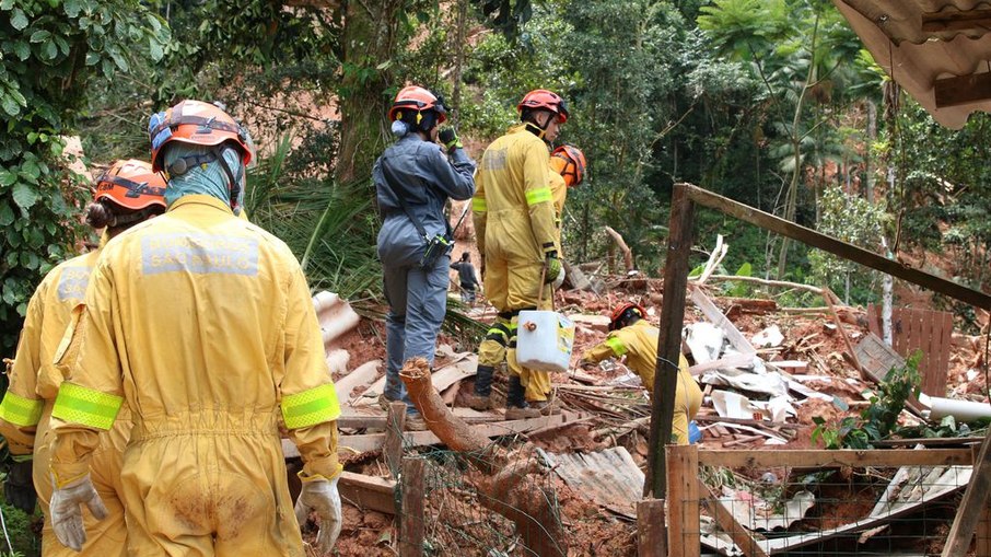 Casas destruídas em deslizamentos na Barra do Sahy após tempestades no litoral norte de São Paulo.