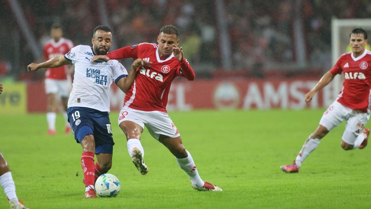 Inter vence Bahia em confronto direto e vai às oitavas da Liberta