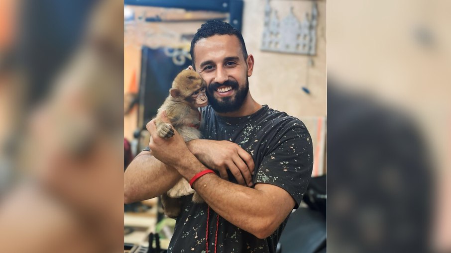 Macaquinho viraliza ao dançar com tutor em vídeo fofo Macaquinho viraliza ao dançar com tutor em vídeo fofo