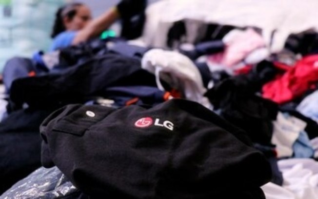Ação da LG transforma uniformes em 300 cobertores para pessoas em situação de vulnerabilidade social