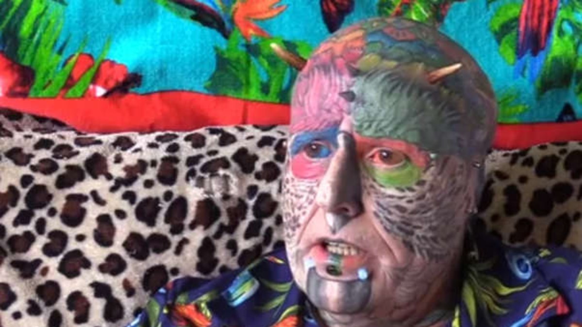 Britânico corta orelhas e faz 100 tatuagens para virar papagaio