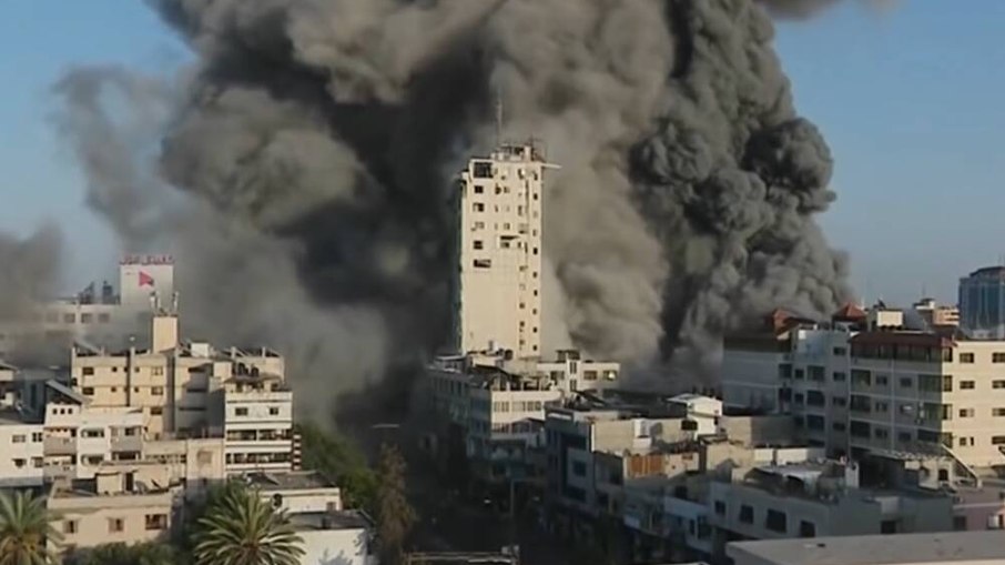 Prédio bombardeado na Faixa de Gaza