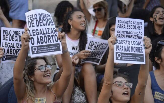 Mulheres protestam contra PEC 181 que pode criminalizar o aborto até em caso de estupro ou risco para a mulher