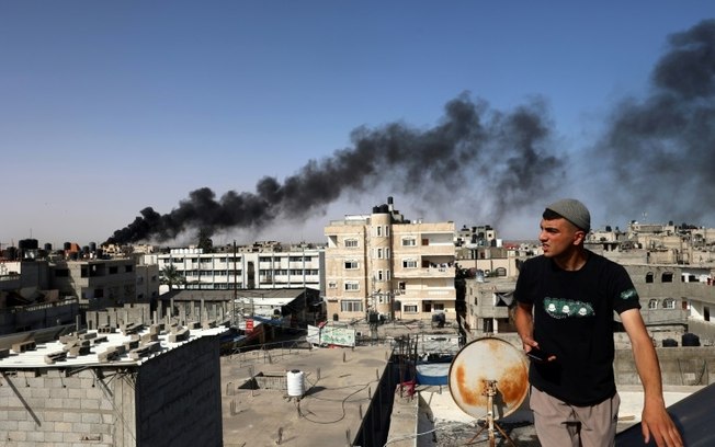 Fumaça provocada por incêndio após bombardeio de Israel em Rafah, sul da Faixa de Gaza, em 10 de maio de 2024