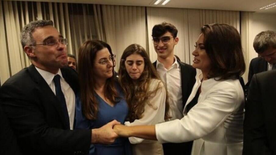 Michelle Bolsonaro e a família de André Mendonça comemorando a aprovação do novo ministro 