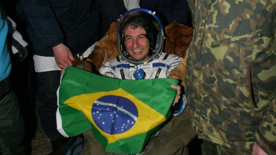 Marcos Pontes ergue a bandeira do Brasil ao voltar do espaço