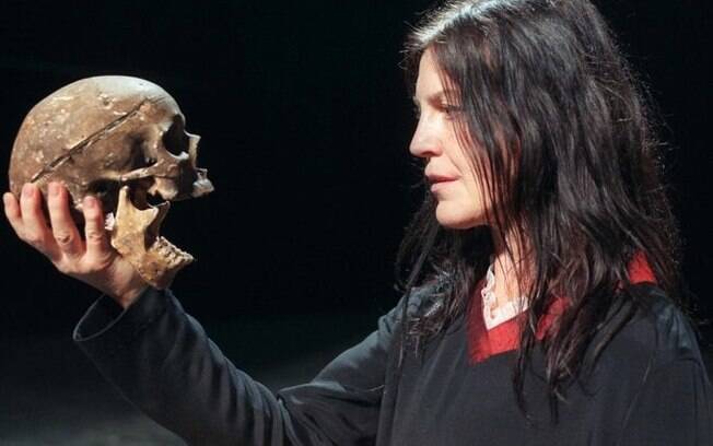 Angela Winkler foi uma das poucas mulheres a interpretar Hamlet e foi muito elogiada no papel
