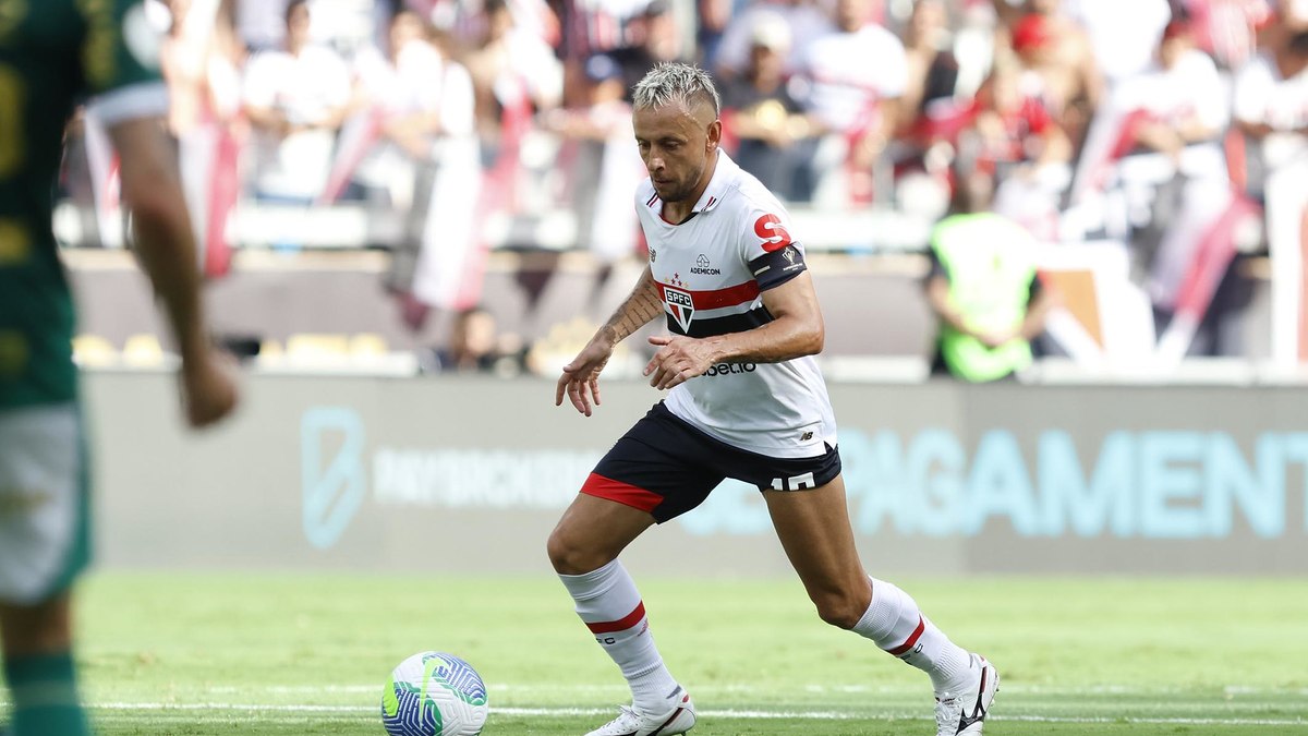 Rafinha se juntou aos torcedores do São Paulo e hostilizou Caio Paulista