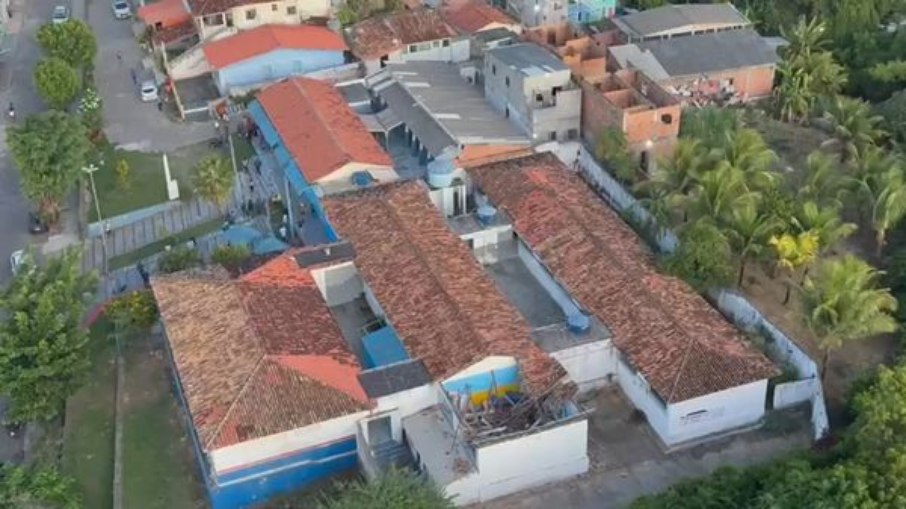 Teto desabou em escola de Itapatica Teto desabou em escola de Itapatica