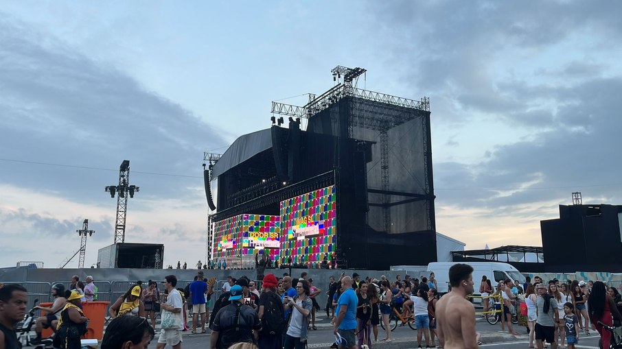 Palco do show da Shakira, rodeado de fãs
