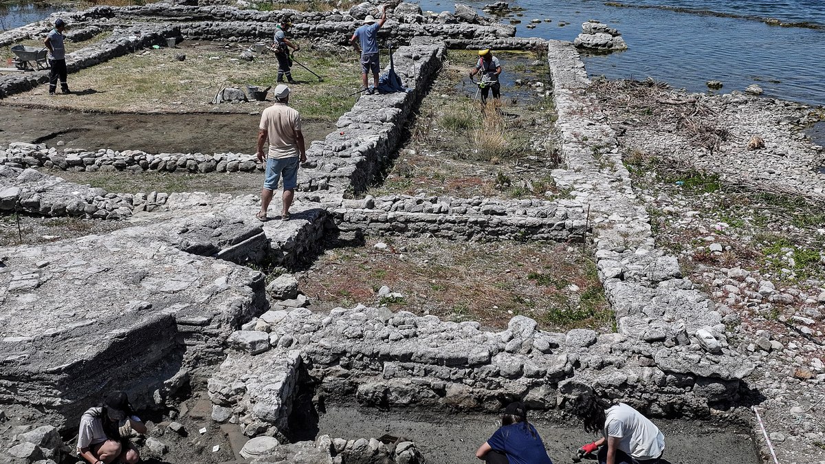 Igreja de 1700 anos foi encontrada totalmente submersa em lago turco Igreja de 1700 anos foi encontrada totalmente submersa em lago turco