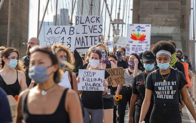 Manifestantes protestam em Nova York após a morte de Floyd por um policial branco