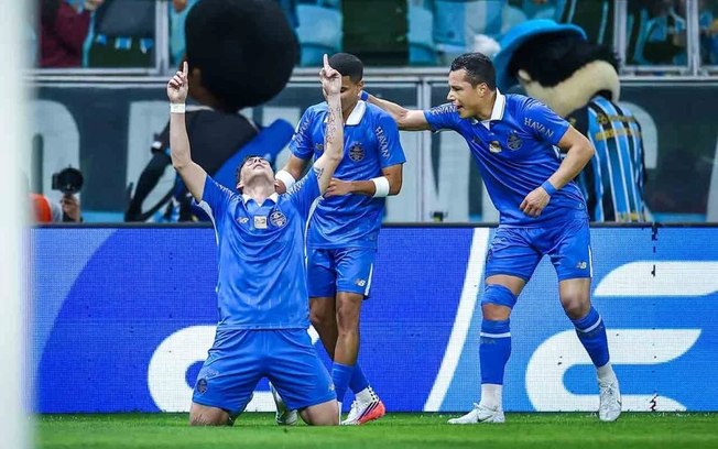 Gustavo Martins marcou dois gols na vitória do Grêmio sobre a Chapecoense