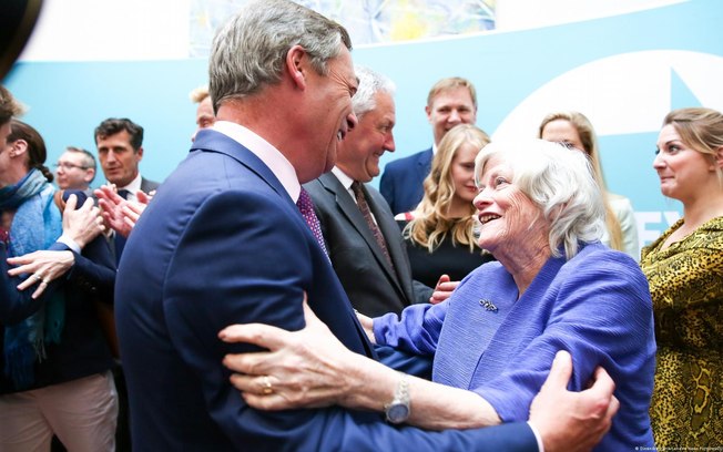 Ann Widdecombe ao lado do aliado Nigel Farage em fotografia registrada em 2019