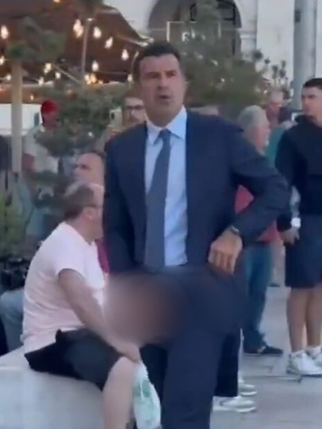 Figo faz gesto obsceno para torcedor do Barcelona Figo faz gesto obsceno para torcedor do Barcelona