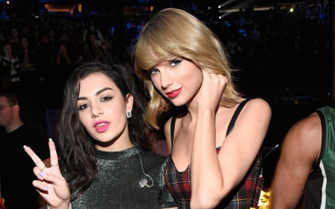 Taylor Swift elogia BRAT, de Charli XCX, após rumores de intrigas