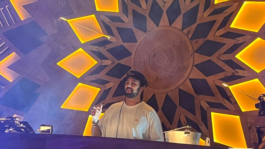 DJ Maz agita o público no 'Todo Mundo No Rio'.