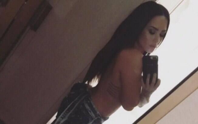 Demi Lovato publica foto de topless exibindo tatuagens no Instagram