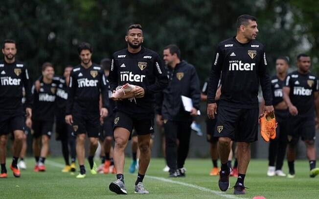 Jogadores do líder São Paulo evitam empolgação