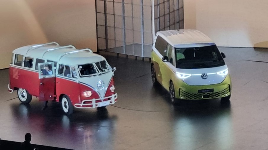 Encontro da Volkswagen Kombi antiga e a nova nos 70 anos da VW