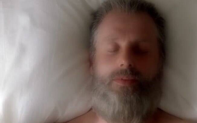 Rick surge envelhecido e acamado no primeiro trailer de The Walking Dead