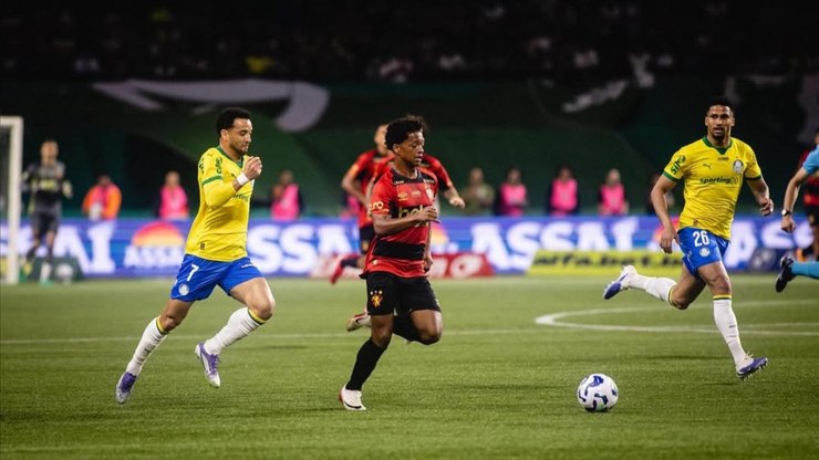 Romário e Bebeto? Dupla brilha de amarelo, e Palmeiras bate Sport