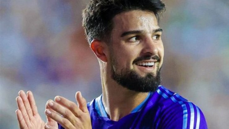 Flaco López dá assistência em estreia pela Argentina