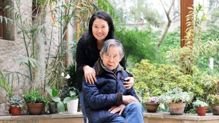 Alberto Fujimori ao lado da filha