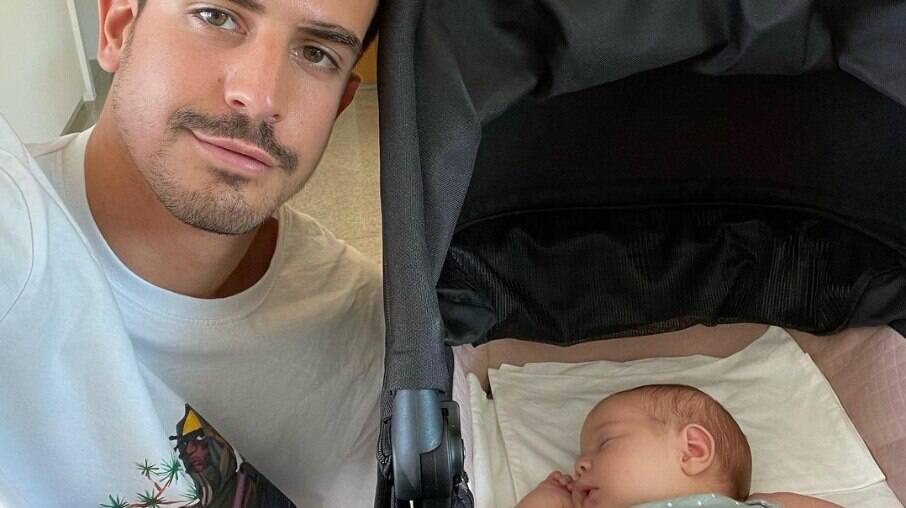 Enzo e Chiara tiram a primeira selfie da bebê