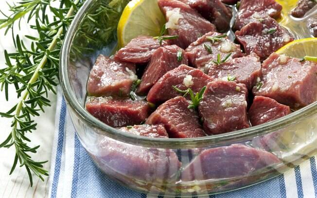 Marinar a carne significa deixá-la de molho em uma mistura de ácidos, especiarias e vegetais frescos