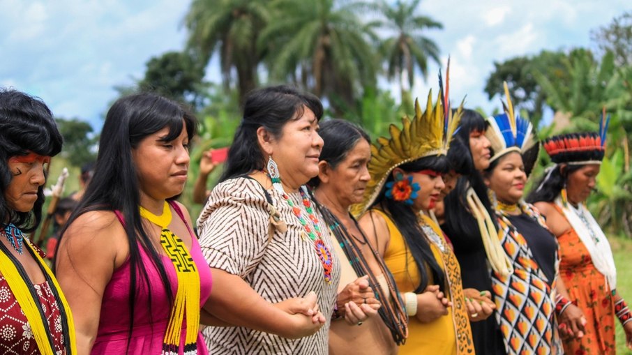 No mês dedicado aos indígenas, escritoras ajudam a compreender as razões de suas lutas contra a ameaça constante de desenraizamento pelo direito à terra