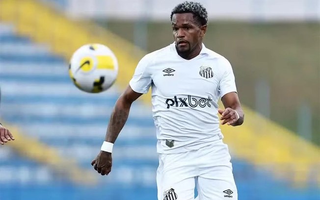 Renyer surgiu nas categorias de base do Santos e estreou no profissional aos 16 anos
