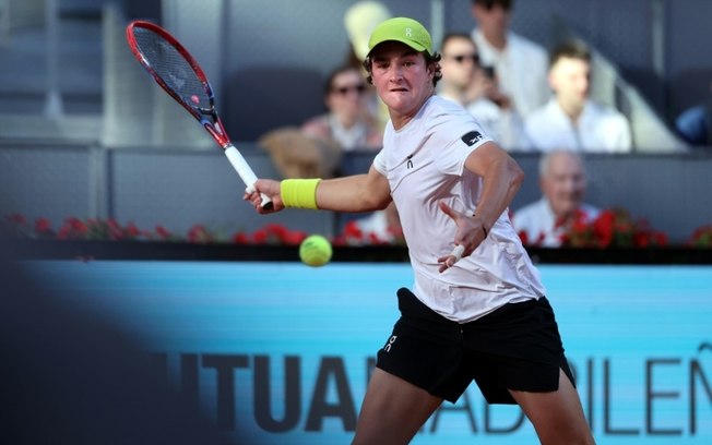 O tenista brasileiro João Fonseca devolve a bola para o dinamarquês Elmer Moller durante o jogo da primeira rodada do Masters 1000 de Madri, na Caja Mágica, na capital espanhola, em 24 de abril de 2025. O tenista brasileiro João Fonseca devolve a bola para o dinamarquês Elmer Moller durante o jogo da primeira rodada do Masters 1000 de Madri, na Caja Mágica, na capital espanhola, em 24 de abril de 2025.