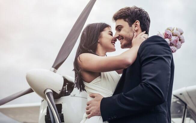 Em um de seus voos, a tripulante presenciou um pedido de casamento que emocionou a todos que estavam no avião Em um de seus voos, a tripulante presenciou um pedido de casamento que emocionou a todos que estavam no avião