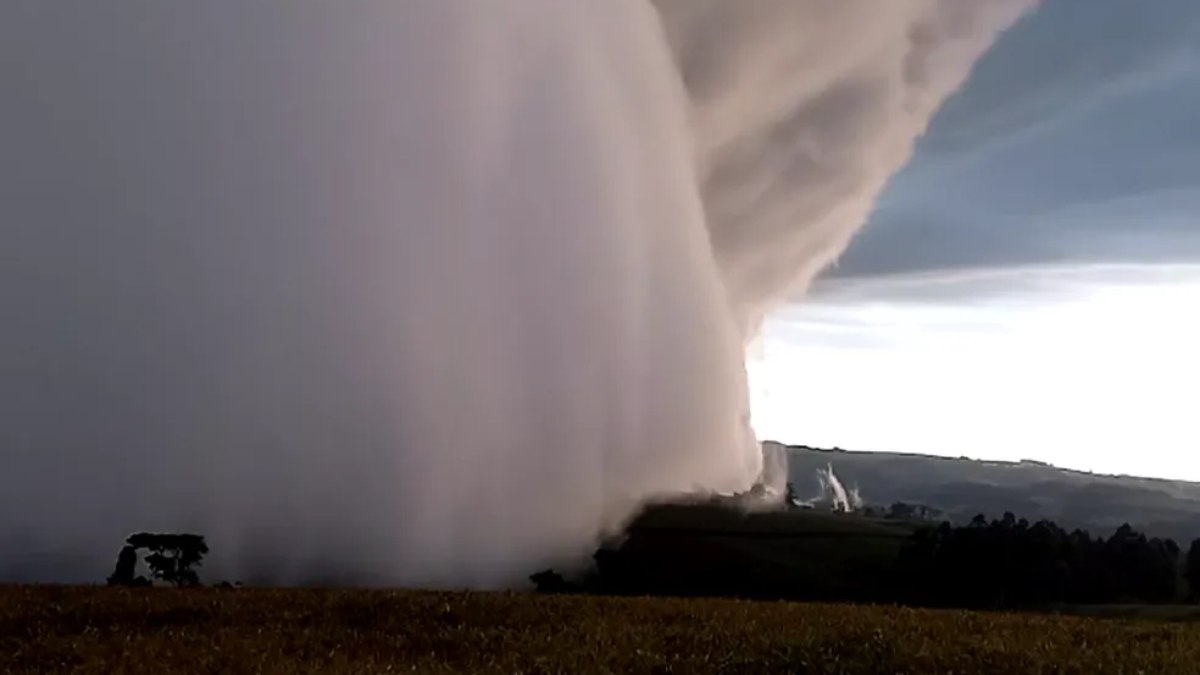 Agricultor filma nuvem gigante em área rural de Pitanga