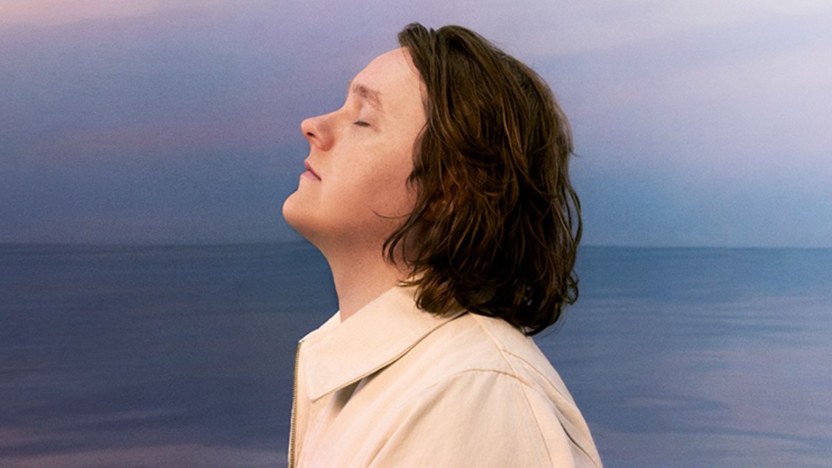 Lewis Capaldi retorna aos holofotes com o single 'Forget Me'