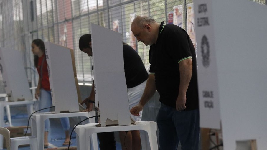 Eleitores votam no 1º turno em seção eleitoral no Colégio Maria Raythe, na Tijuca, zona norte do Rio de Janeiro