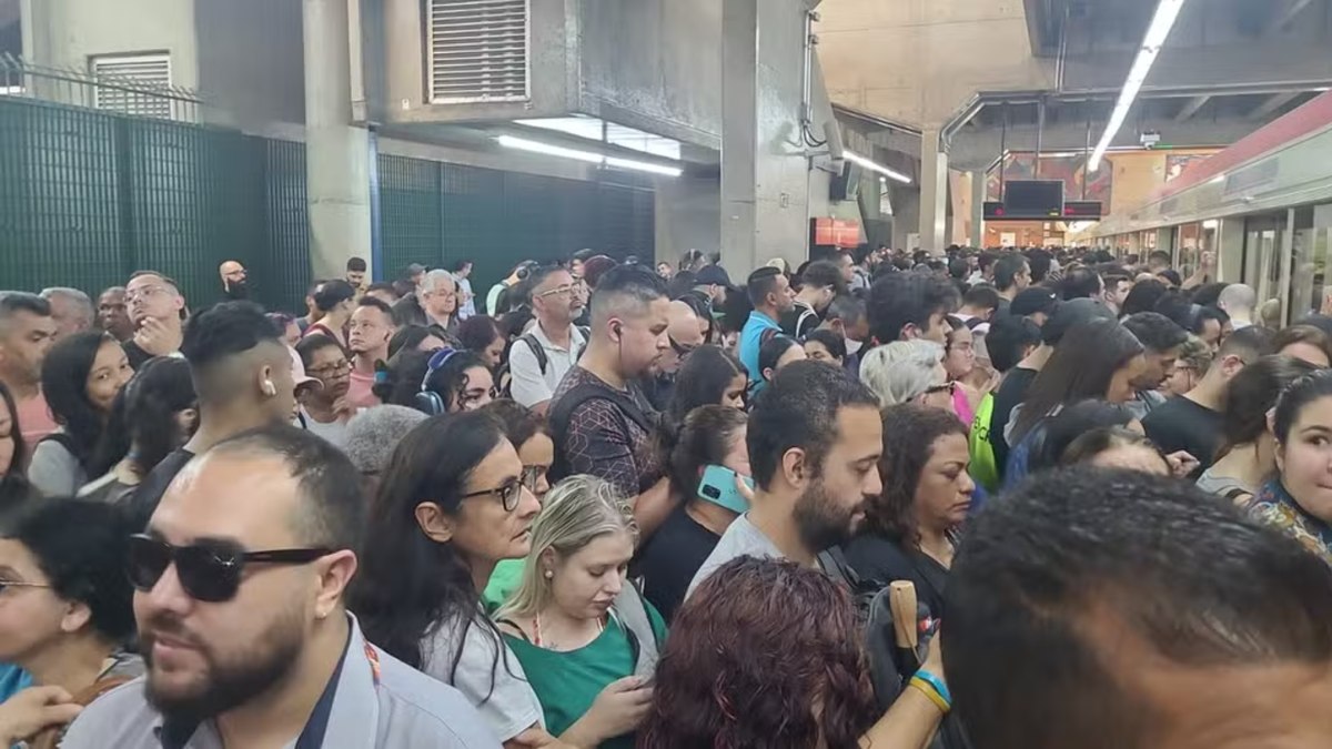 Metrô de SP teve danos em um equipamento elétrico que causou transtornos aos passageiros 