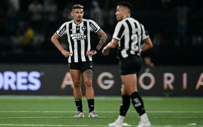 O atacante Tiquinho (E) lamenta o empate ao final da partida entre Botafogo e São Paulo pelas quartas de final da Copa Libertadores, no dia 18 de setembro de 2024, no Rio de Janeiro