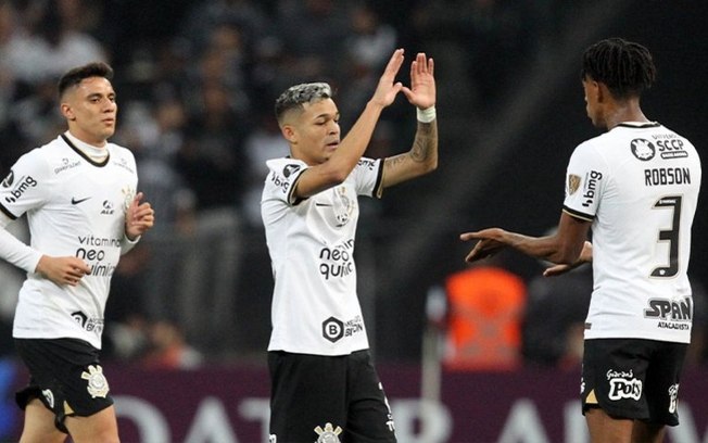 Adson lamenta atuação do Corinthians contra o Always Ready: 'Bola não entrou'