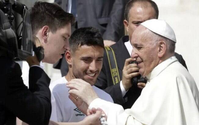 Jakson Follmann e Alan Ruschel, sobreviventes da tragédia da Chapecoense, com o papa Francisco