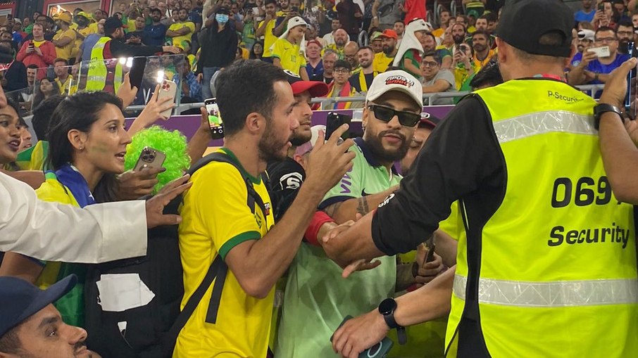 Sósia do Neymar esteve no Estádio 974, acompanhando Brasil x Suíça