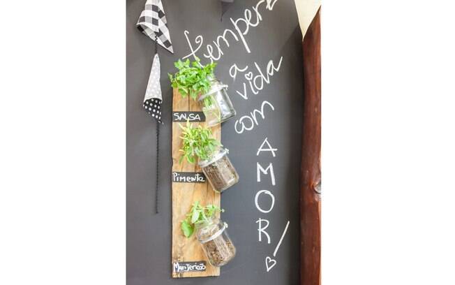 Com uma tábua de madeira, recipientes de vidro e algumas ervas você já pode ter a sua própria horta na cozinha. Espaço Bricolagem - Mega Artesanal 2014