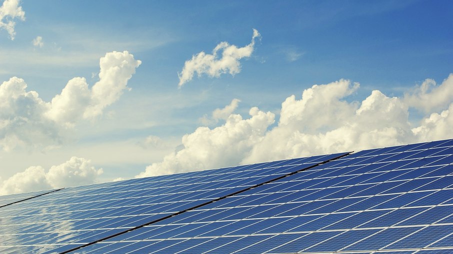 Com as placas de energia solar, qualquer um produz a própria eletricidade