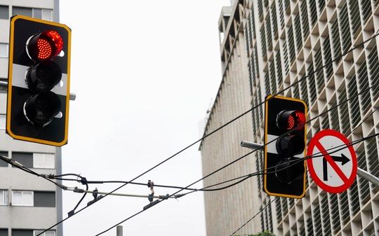 Como funcionam os semáforos inteligentes de São Paulo?